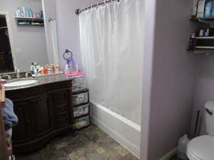 Prmiary bedroom ensuite bath with vanity, shower / bath combo