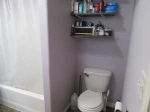 Primary bedroom ensuite featuring toilet and shower / bathtub combination