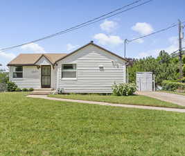 View of front of house featuring a front yard