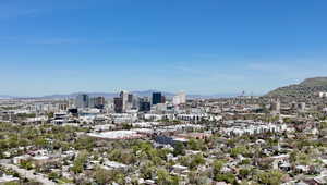 City view featuring a mountain backdrop