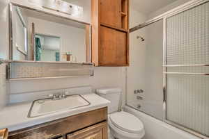 Full bath with bath / shower combo with glass door and vanity