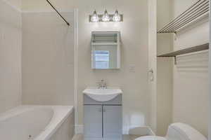 2nd bathroom with jetted tub