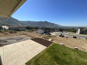 View of yard with a mountain view and a residential view