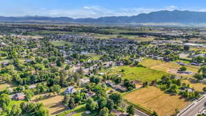 Aerial view of property's location featuring mountains