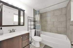 Owners suite bathroom with soakertub