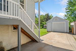 Detached garage with driveway