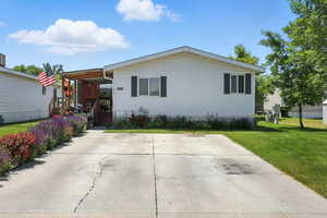 Manufactured / mobile home featuring a front lawn