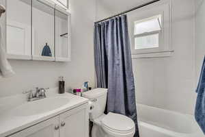 Full bath with vanity and shower / tub combo with curtain