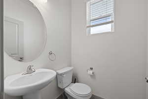 Main level 1/2 bath