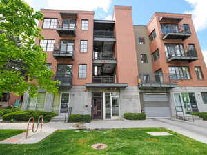 View of apartment building / complex featuring driveway