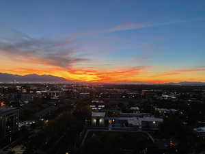 City view featuring a mountain backdrop