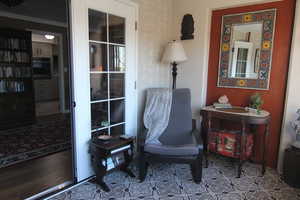 Living area with ornamental molding