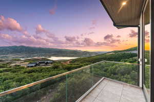 Balcony featuring a mountain view
