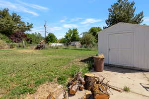 View of yard featuring a storage shed