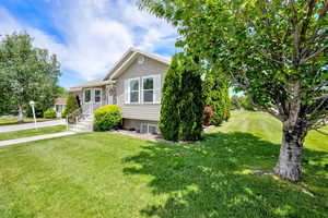 View of front facade featuring a front lawn