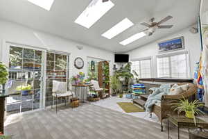 Nice Bright Sunroom with Hot Tub