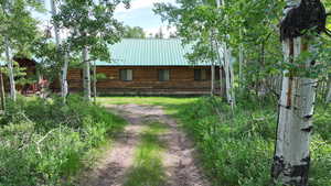 View of yard featuring driveway