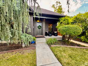 DREAMY CURB APPEAL!