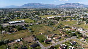 Aerial view of property's location featuring a mountain backdrop
