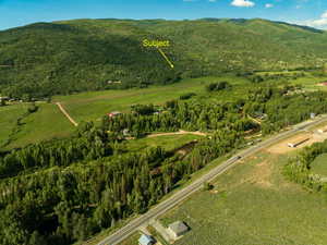 Aerial view of property's location featuring mountains