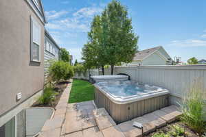 Hot tub w/NEW lid stays, fence NEWly painted