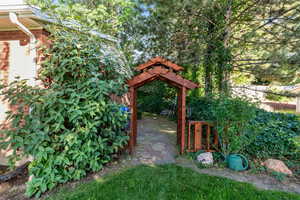side access to Backyard