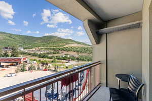 Balcony featuring a mountain view
