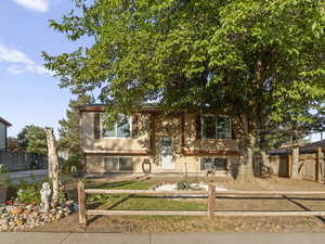 Bi-level home featuring a fenced front yard