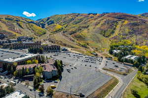 Aerial view of property's location with mountains