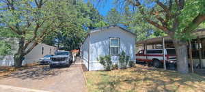 Manufactured / mobile home featuring a carport