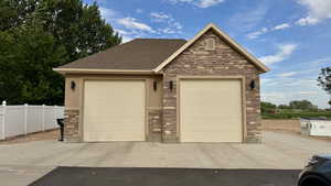 Additional Garage featuring driveway