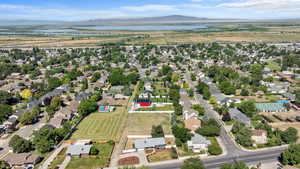 Aerial overview of property's location featuring a water and mountain view