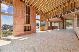 Miscellaneous room with a high ceiling