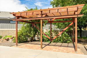 Outdoor trellis