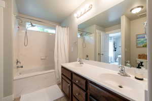 Bathroom with a combined bath / shower with marble appearance and double vanity