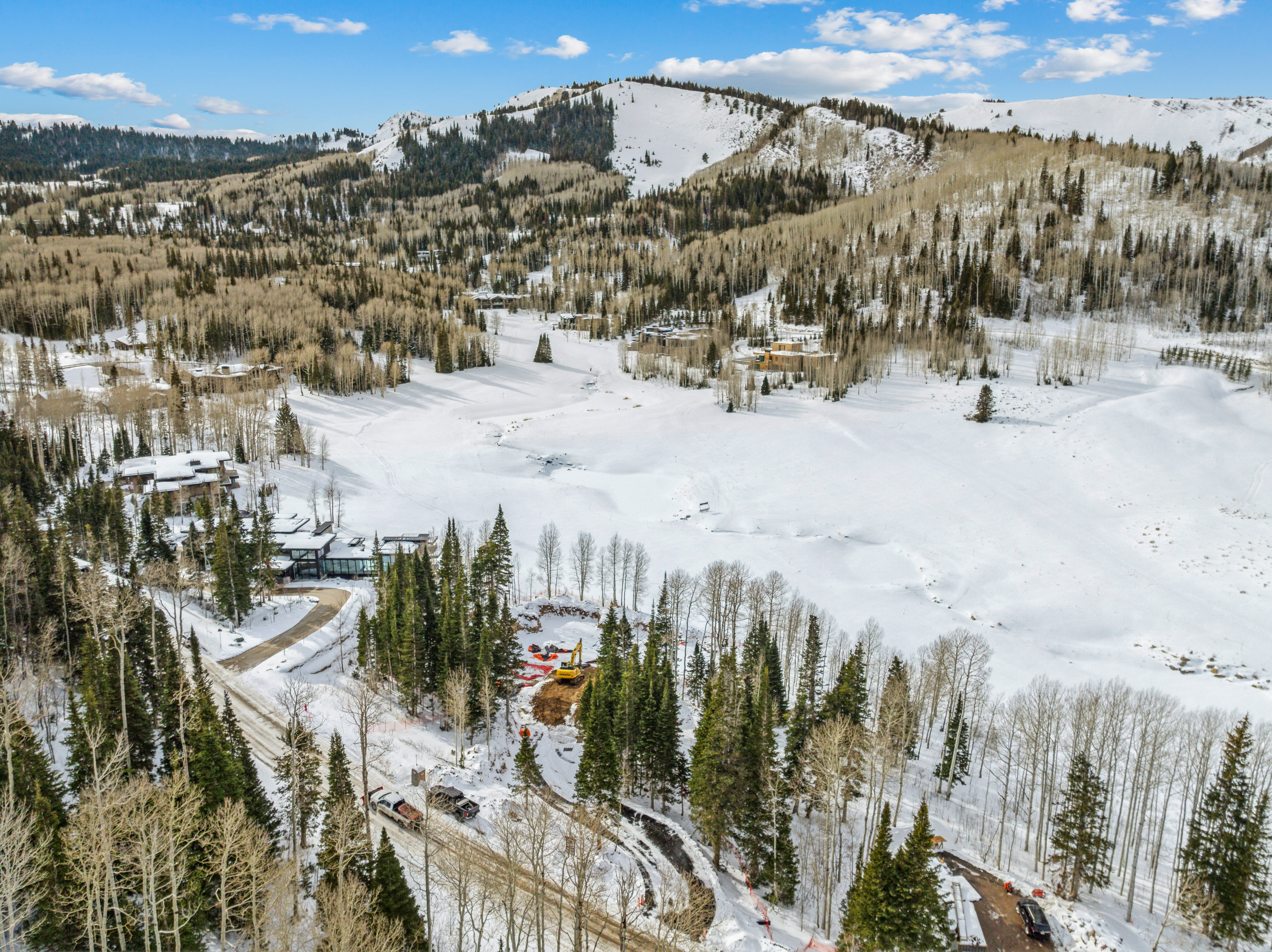 Snowy aerial view featuring a mountain view