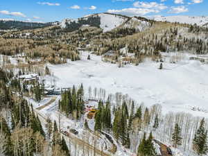 Snowy aerial view featuring a mountain view
