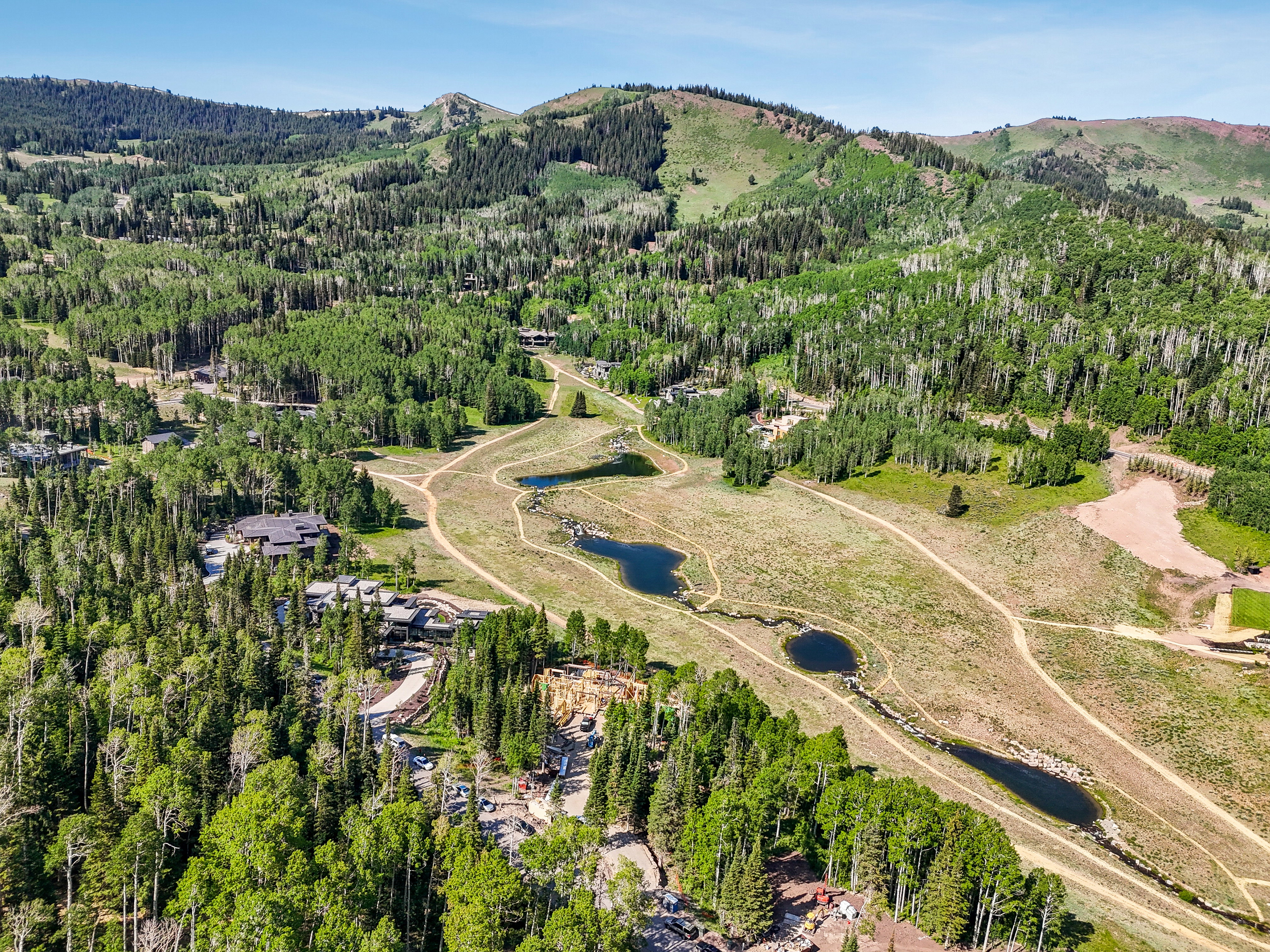 Aerial view of property's location with mountains