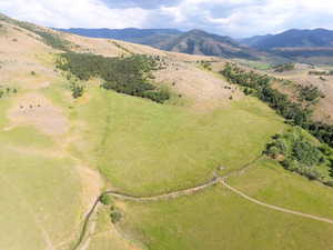 Aerial view of property's location featuring a mountain backdrop
