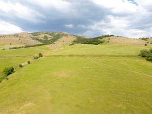 View of home's community featuring a mountain view, a view of rural / pastoral area, and a yard