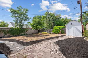 View of yard featuring a storage shed