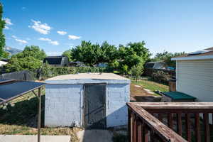 View of yard featuring an outdoor structure