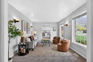 Sitting room with amazing mountain views and brand new carpet