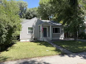 View of front of property featuring a front yard