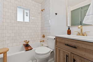 Bathroom with vanity and washtub / shower combination