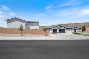 View of front facade with an attached garage and driveway