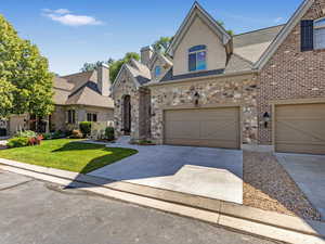 Twin Home Style Condo with Main Level Living