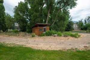 View of yard with an outdoor structure