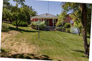 View of front facade with a front yard