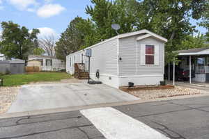 Manufactured / mobile home featuring crawl space